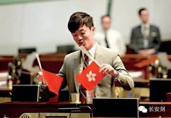 图:“港独”议员郑松泰故意把国旗倒转。